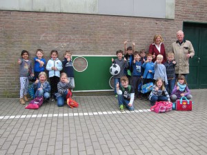 Daumen hoch für die Torwand und den fleißigen Hausmeister: Die Kinder der 1b mit ihrer Lehrerin Michaele Schröder.