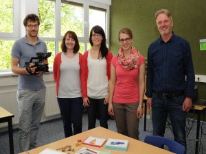 Dreharbeiten in der Schule: Daniel Huhn, Julia Radatz, Christin Schwenk (Uni Münster), Lehrerin Inga Krutwage und Schulleiter Martin Linnemannstöns. 